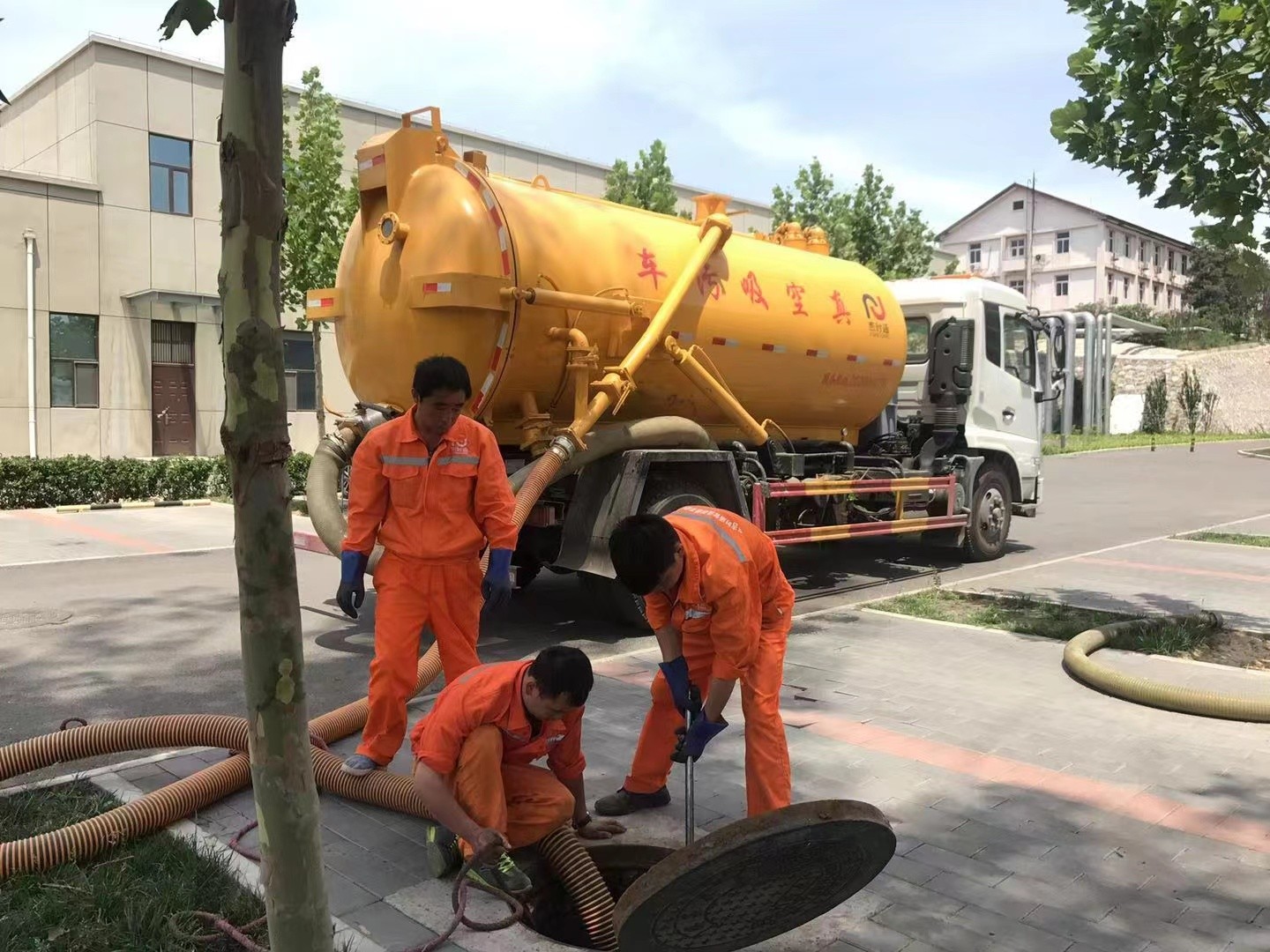 富平管道疏通车停在窨井附近