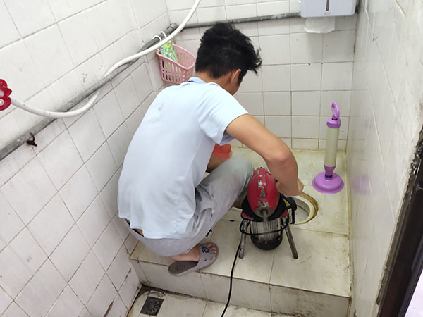 富平管道堵塞冒臭气 专业师傅现场解决问题